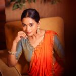 Kaavya Arivumani Instagram - Swipe and sing the song inayae 🍊🔶🧡 Shot by @studio212_photography Styled by @indu_ig Makeup @vishaa_hairandmakeup Drapist @anu_hairstylist_sareedrapist Wearing @varshamaran_official Earring @fineshinejewels #kaavya#kaavyaarivumani