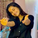 Kaavya Arivumani Instagram - Wait till end for romance with my camera ❤️ Random ,Raw vibe to this all time fav song ☺️ #kaavya#kaavyaarivumani