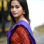 Kaavya Arivumani Instagram - Oru Murai dan mazhai Varuma!?💟🥹 @mahaasarees @sathyaphotography3 #kaavya#kaavyaarivumani