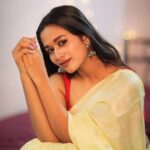 Kaavya Arivumani Instagram - Poo avizhum pozhudhil Orr aayiram kanaa Orr kanavin vazhiyil Adhae nila💭💟 . @dhanush__photography @chettinad_sarees . #kaavya#kaavyaarivumani