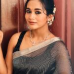 Kaavya Arivumani Instagram - Andddd thennnn black 📸🌪️ For the trailer launch of Ripubry ! Saree:@thepallushop Makeup and hair :@jeevya_makeoverartistry #kaavya#kaavyaarivumani