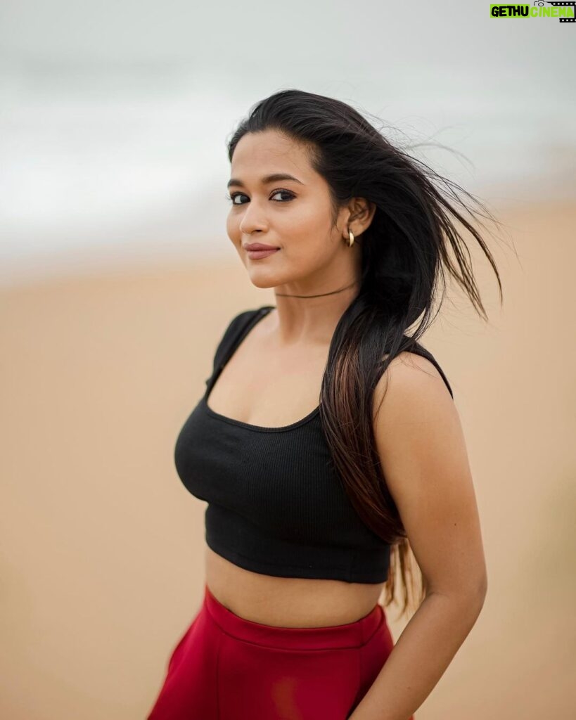 Kaavya Arivumani Instagram - I’m fireproof ., there’s nothing u can do ., Just run away., coz I’m here to stay !🌠 @dhanush__photography @jee_makeupartistry . #kaavya#kaavyaarivumani #cinema#instagram#instagood #instadailyphoto #tamilsongs