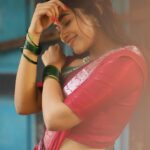 Kaavya Arivumani Instagram - யாருமில்லா தனியரங்கில் ஒரு குரல் போலே நீ எனக்குள்ளே எங்கோ இருந்து நீ என்னை இசைக்கிறாய் இப்படிக்கு உன் இதயம்❤️ #kaavya#kaavyaarivumani 🥻@indra.kanna @anayra_collections @sat_Narain