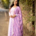 Kaavya Arivumani Instagram - Aura doesn’t lie🌸💜 Team : 💄@priya_dharshini_makeupartist 👗@ivalinmabia 📸@camerasenthil 🎀@mani_stylist_ Oraganised by ;@rrajeshananda #kaavya#kaavyaarivumani #instagram