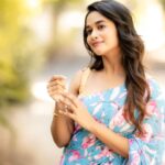 Kaavya Arivumani Instagram - Suggest me a caption ? 🌸💙 Team💛 @camerasenthil @rrajeshananda @ivalinmabia @mani_stylist_ @priya_dharshini_makeupartist #kaavya#kaavyaarivumani #instagram #instamood #cinematic