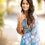 Kaavya Arivumani Instagram - Suggest me a caption ? 🌸💙 Team💛 @camerasenthil @rrajeshananda @ivalinmabia @mani_stylist_ @priya_dharshini_makeupartist #kaavya#kaavyaarivumani #instagram #instamood #cinematic