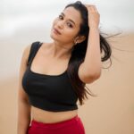 Kaavya Arivumani Instagram - I’m fireproof ., there’s nothing u can do ., Just run away., coz I’m here to stay !🌠 @dhanush__photography @jee_makeupartistry . #kaavya#kaavyaarivumani #cinema#instagram#instagood #instadailyphoto #tamilsongs