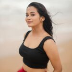 Kaavya Arivumani Instagram - I’m fireproof ., there’s nothing u can do ., Just run away., coz I’m here to stay !🌠 @dhanush__photography @jee_makeupartistry . #kaavya#kaavyaarivumani #cinema#instagram#instagood #instadailyphoto #tamilsongs