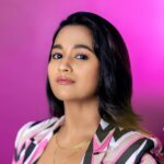 Kaavya Arivumani Instagram - Looking at u’ 📸@studio_d_weddings @pictures_by_dhinesh_siva 💄@jeevya_makeoverartistry Styling by @keziah_costume_stylist 👗@andril_by_twinmoon #kaavya#kaavyaarivumani #instagood #instagram #cinema#success#kollywood#tamil