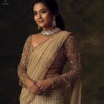 Kaavya Arivumani Instagram - Dipping In Gold ✨ .. .. Recent work for @studio149 with @kaavyaarivumanioffl ✨ .. .. Co Styled by @indu_ig ✨ .. .. Makeup & Hair @chisellemakeupandhair ✨ .. .. Jewellery @mspinkpantherjewel ✨ .. .. Backdrops from @mizubackdrops ✨ .. .. #chennaifashion #chennaimodel #she #tribal #experimentalfashion #pastels #tones #gameoftones #prashunprashanthsridhar #gold #miral #raw #prashunprashanth #chennaifashionphotographer #goldsaree #goldlehanga #chennaifashionphotography #chennaicommercialphotographer Chennai, India