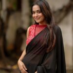 Kaavya Arivumani Instagram - Dramatic pause…. @prismatic_photography_7 @irish_blouses #kaavya#kaavyaarivumani