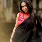 Kaavya Arivumani Instagram - Dramatic pause…. @prismatic_photography_7 @irish_blouses #kaavya#kaavyaarivumani