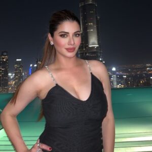 Kainaat Arora Instagram - Don’t search for love .. Be The Love 💕 
.
.
.
.
.
#kainaatarora #Love #Light #Sparkle #Energies #Evenings #goodtimes #dxb #celavi #addressskyview 🇦🇪🇦🇪🇦🇪#kainnataroraa