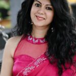 Kamna Jethmalani Instagram - How much I love wearing sarees especially when it’s pinkkkkkkk! Thank you @komati_srinivasarao for designing this beautiful piece for me ! Absolutely comfortable and yet so classy! Enjoyed wearing it ! Saree - @komati_srinivasarao Hair and makeup- me 😆 Shot by - @jobin_clickart