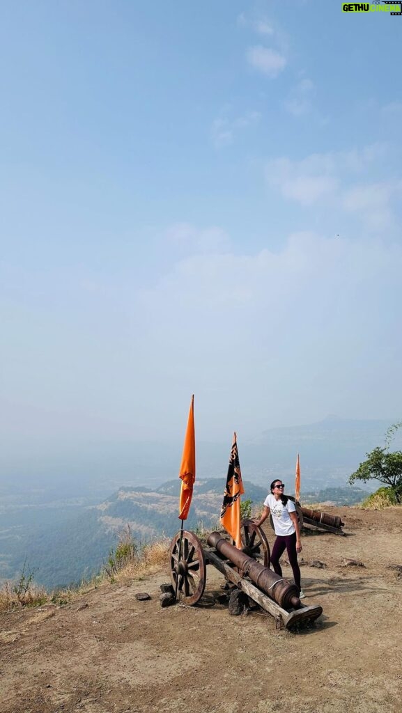 Kanchi Kaul Instagram - This one was on my list for a while… A 10 kilometer walk both ways give or take! With some very steep, climbs, almost 80 degree inclines , it was an exhilarating experience , offering very rewarding views of the #Sahyadri #mountains once we reached the top. The #trek was such a mix of lush greenery from the monsoons, to parts that were turning brown now and severe, rocky terrain for the most part. #PethFort, also known as #Kothaligad, has a rich history dating back to the 13th century.During the 18th century, Peth Fort witnessed various battles and changed hands between the #Marathas , #Mughals, and the #British. One could literally sense and get a feeling of all the history that would’ve happened there. Just too good!!!!!! 💚✅🧗‍♂️ #wanderlust #theadventuresofAI #reels #chalechalo