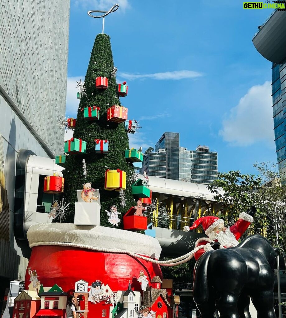 Kanchi Kaul Instagram - Such a blessing to be Decembering with the OG’S 🥰 and christmas trees #spreadthecheer #tistheseason #bangkok