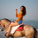 Kanikka Kapur Instagram - May the horse be with you! Many thanks to Captured by @kkulsumsyeda Make up by @makeovrbyshivani Hair by @jollysingh17