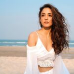 Kanikka Kapur Instagram - Stay wild, ocean child 🐬 A special thank you to these lovelies - Captured by @kkulsumsyeda Make up by @makeovrbyshivani Hair by @jollysingh17 Hua Hin