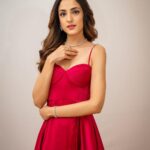 Kanikka Kapur Instagram - Dono premiere 🎥🍿 Shot by: @ronakdave_ Styled by: @anamikajain__ Assisted by :@cosmo_bydivya Make up by : @khan_makeover_0001 Hair by : @supriya____tambe Outfit by : @worldofasra Jewellery by: @hybajewels Footwear by : @oceedeeshoes