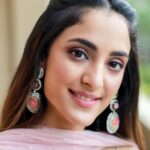 Kanikka Kapur Instagram - Be you & own it! 🌸 Shot by @suresh__rathnayake Styled by @snehaasnani09 Jewellery @saydajewels @considerdoneindia Hair and Make up @manju19901 @sheyamalijayaweera Sri Lanka (Kalutara)