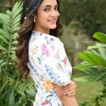 Kanikka Kapur Instagram - Immature 3 promotions feat. Guldasta 💐 Shot by @ronakdave_ Make up @khan_makeover_0001 Hair @rehanakhan156786 Styled by @anamikajain__ Team @esha_baldota Outfit by @aveka.in Earings: @upakarna Rings: @nihiraa_india