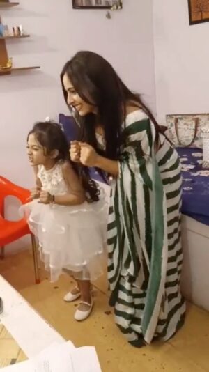 Karishma Sawant Instagram - ✌️ Matashree 🤍🤍
#babyhera #heramishra #reelsinstagram #motherdaughter #roohi #rooh #arohi #yrkkh #yehrishtakyakehlatahai