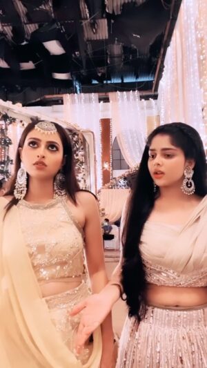 Karishma Sawant Instagram - Uff ye Pooja 😮‍💨💜

@karishmasawant @niharikachoukseyofficial 

#yrkkh #birla #goenka #arohigoenka #nisthabirla #pooja #funny #trending #viral #fyp