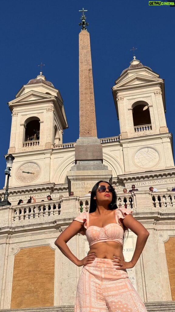 Kashmera Shah Instagram - Let them burn #rome #italia #italy #spanishsteps #fabulous #bollywood #kashmerashah #bollywoodstyle #peach #style #fun #girlstrip #kittycats #instagram #likeforlike