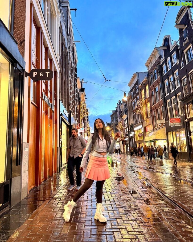 Kashmera Shah Instagram - I run alone. Packs don’t suit me. You say I am Alpha. I say I am ME. #followyourdreams #travel #europe #amsterdam #girlstrip #kittycats #kashmerashah #bollywood #bollywoodstyle #bollywoodsongs #bollywoodmovies #bollywoodactor #bollywoodfashion #bollywoodactress #aliceolivia @saraarfeenkhan @munishakhatwani @krushna30 @rishaabchauhaan