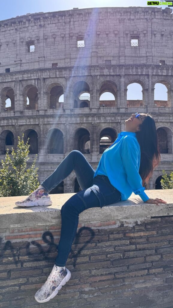 Kashmera Shah Instagram - It’s so liberating to dance without giving a damn especially when it’s in Rome. At least I gave the Romans a taste of Bollywood #kashmerashah #kashmirashah #rome #italy #travel #europe #kittycats #bollywood #bollywoodsongs #bollywoodstyle #bollywoodmovies #bollywoodactor #bollywoodactress #bollywooddance