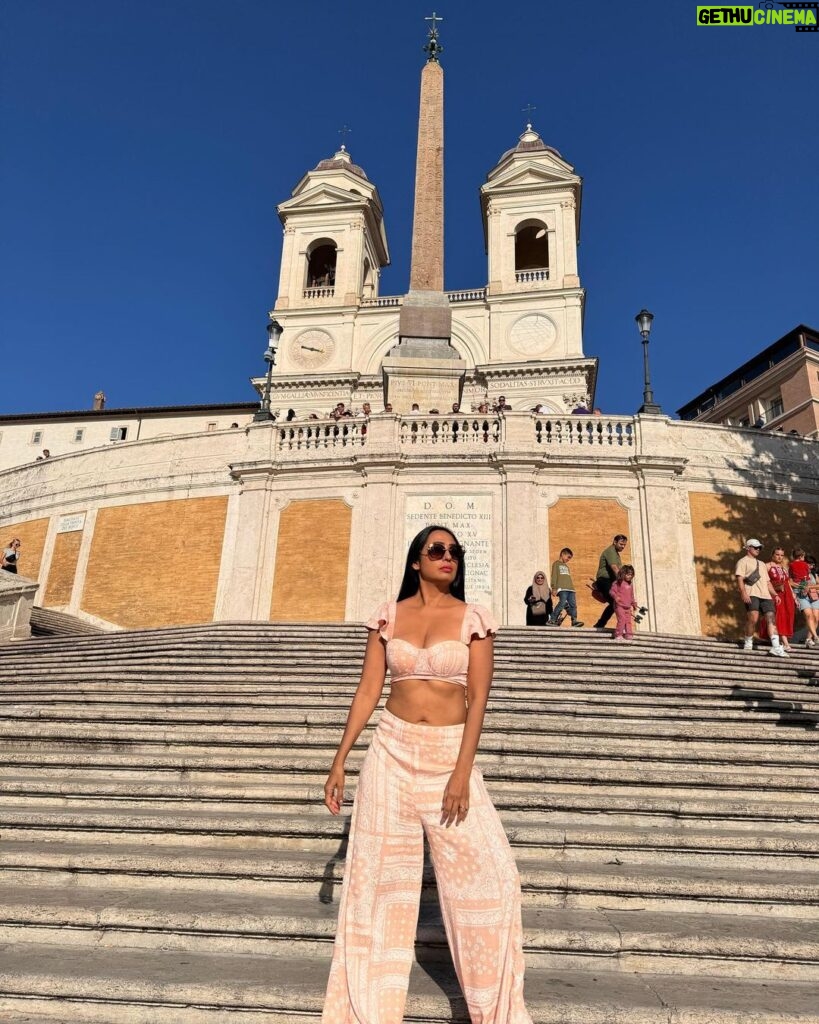 Kashmera Shah Instagram - Don’t leave your dreams behind just because some people are scared to follow you on it. Don’t cheat your dream. Live it up #kashmerashah #kashmirashah #europe #europetravel #kittycats #bollywood #bollywoodsongs #bollywoodstyle #bollywoodmovies #bollywoodstyle #bollywoodactor @munishakhatwani @tannazirani_ @rishaabchauhaan @saraarfeenkhan