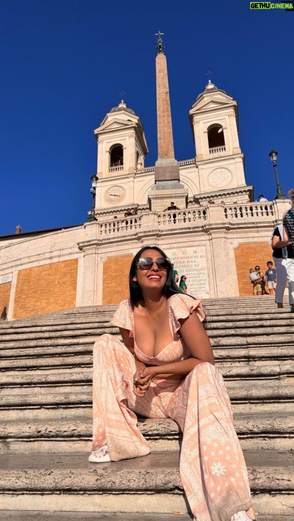 Kashmera Shah Instagram - I like to live my life one song at a time. Listen to the lyrics. I attest to this. #zinda #enjoy #europe #girlstrip #kittycats #jawan #shahrukh #bollywood #bollywoodsongs #bollywoodstyle #bollywoodactresses #kashmerashah #kashmirashah @krushna30 @rishaabchauhaan @saraarfeenkhan @munishakhatwani