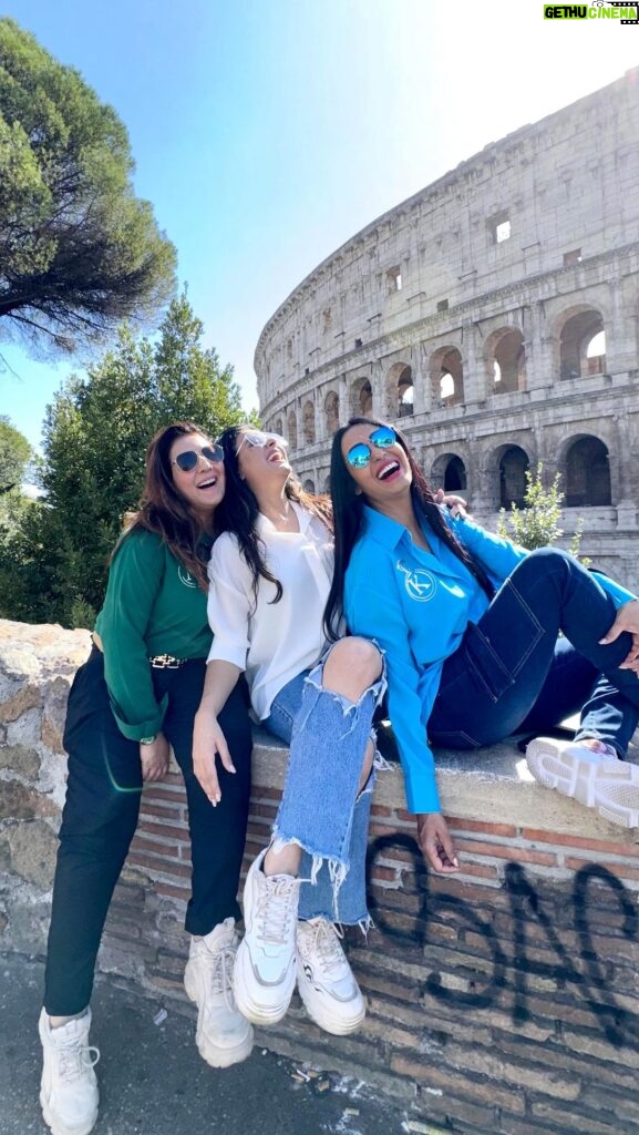 Kashmera Shah Instagram - When in Rome with the best company! Exploring the large amphitheater The Colosseum and making memories that will last a lifetime. 🇮🇹 All of us wearing our stylish personalised shirts by @mahekpunjabiofficial Video shot by our sweet @justinesphotography_ . . . #love #fun #rome #beautiful #girls #friends #europe #travel #travelbloggrr #lifestlye #style #mystyle #bollywood #girlstrip #happy #fashion #colosseum