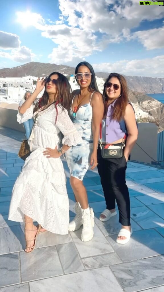 Kashmera Shah Instagram - We are doing what we did at 20 only worse. Lol. Got you thinking didn’t we? Missing your madness @tannazirani_ #kashmerashah #greece #santorini #funtrip #girlstrip #kittycat #bollywood #actress #bollywoodsongs #bollywoodmovies #bollywoodstyle #bollywoodactor #europe #travel #trillionaire