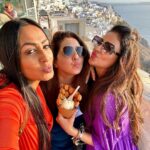Kashmera Shah Instagram – Another day in paradise with my besties. Thank you god for this beautiful opportunity and journey. We cannot thank you enough for letting us cherish these memories for life #vacation #memories #travel #traveldiaries #greece #santorini #kashmerashah #organic #friendship #kittycats #europe #bollywood #bollywoodstar #bollywoodsongs #bollywoodstyle #bollywoodmovies