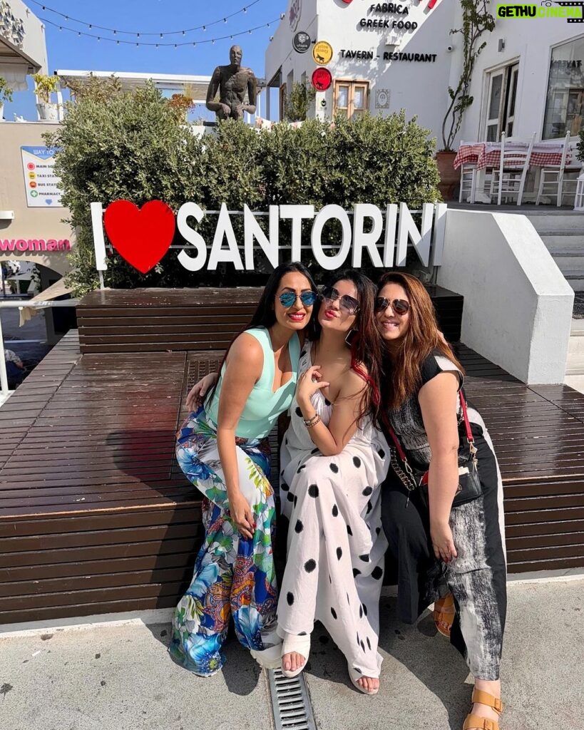 Kashmera Shah Instagram - Everyone needs this friend that calls and says “Get dressed, we’re going on an adventure.” This is us!!! @kashmera1 said let’s pack and go… @saraarfeenkhan and I went with the flow. .. #friends#girlstrip#kittykat#vacation#instastyle#kashmerashah#europe#europrediaries