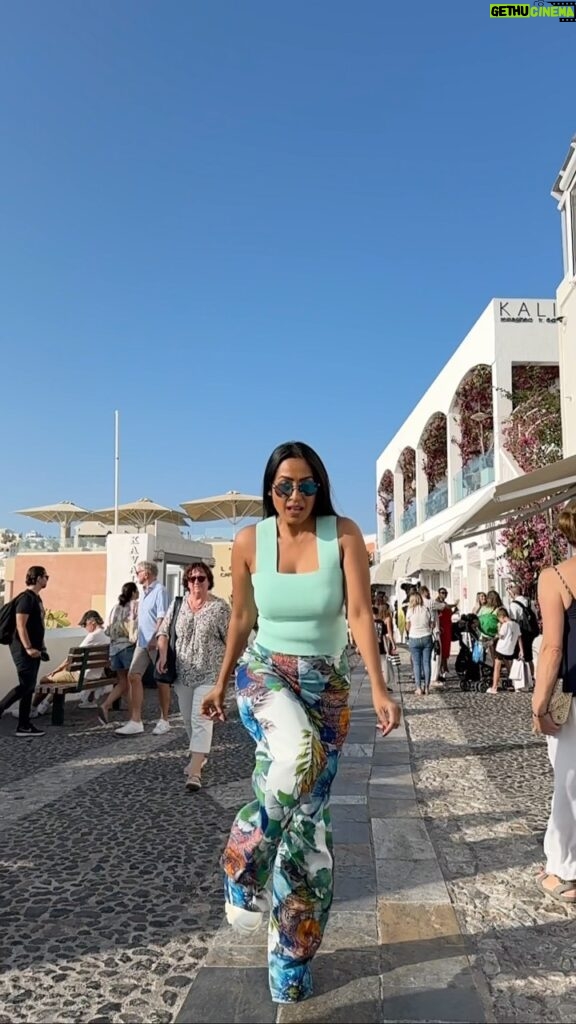 Kashmera Shah Instagram - I Am Enough. @saraarfeenkhan @munishakhatwani #greece #santorini #vacation #girlstrip #kittycats #kashmerashah #bollywood #bollywoodsongs #bollywoodactress #star #survivor