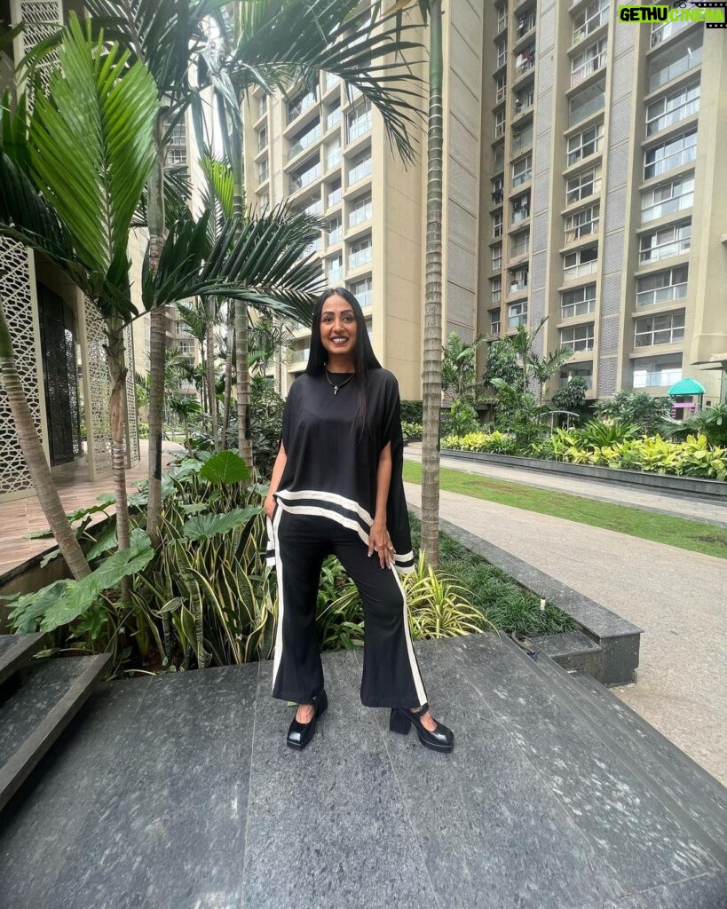 Kashmera Shah Instagram - Fabulous and absolutely comfortable and gorgeous outfit by the talented fashion designer @neetikachopra.official Thank you soon much for sending this for me and I apologize for the delay in wearing it. However I must say I have not worn a more comfortable outfit than this co ord set. My comfort clothes are tracks but this really beats them too #coordset #blackandwhite #comfortable #loungewear #chill #designerwear #kashmerashah