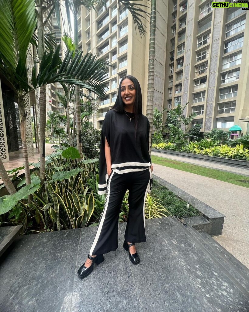 Kashmera Shah Instagram - Fabulous and absolutely comfortable and gorgeous outfit by the talented fashion designer @neetikachopra.official Thank you soon much for sending this for me and I apologize for the delay in wearing it. However I must say I have not worn a more comfortable outfit than this co ord set. My comfort clothes are tracks but this really beats them too #coordset #blackandwhite #comfortable #loungewear #chill #designerwear #kashmerashah