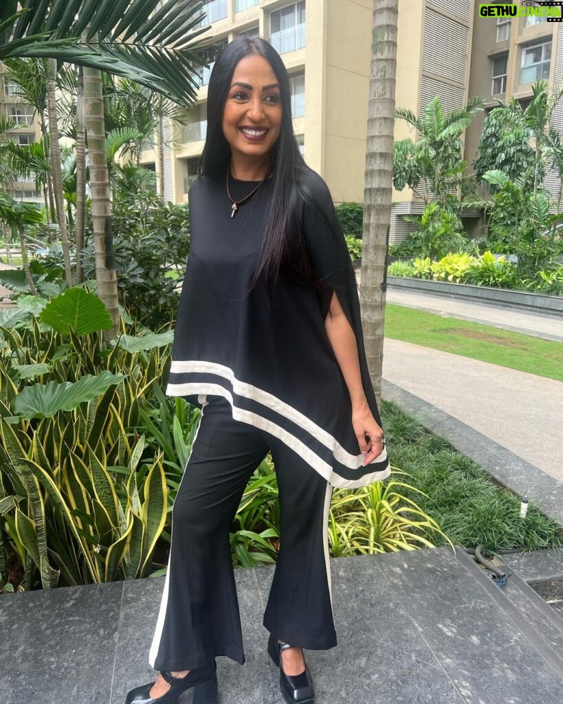 Kashmera Shah Instagram - Fabulous and absolutely comfortable and gorgeous outfit by the talented fashion designer @neetikachopra.official Thank you soon much for sending this for me and I apologize for the delay in wearing it. However I must say I have not worn a more comfortable outfit than this co ord set. My comfort clothes are tracks but this really beats them too #coordset #blackandwhite #comfortable #loungewear #chill #designerwear #kashmerashah