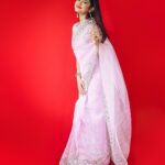 Ketaki Kulkarni Instagram - Usse jitna dekhu, utna sochu, kya usse mein kehdu? 👀✨❤️ Captured by @the.redframe_ Makeup and hair @glamorous_vanshikajain Edited by @sk__sunny_007 #saree #saaree #sareelove #ketakikulkarni