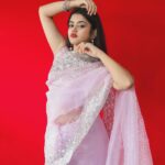 Ketaki Kulkarni Instagram - Usse jitna dekhu, utna sochu, kya usse mein kehdu? 👀✨❤️ Captured by @the.redframe_ Makeup and hair @glamorous_vanshikajain Edited by @sk__sunny_007 #saree #saaree #sareelove #ketakikulkarni