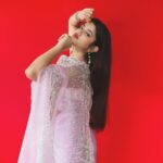 Ketaki Kulkarni Instagram - Usse jitna dekhu, utna sochu, kya usse mein kehdu? 👀✨❤️ Captured by @the.redframe_ Makeup and hair @glamorous_vanshikajain Edited by @sk__sunny_007 #saree #saaree #sareelove #ketakikulkarni