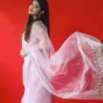 Ketaki Kulkarni Instagram - Usse jitna dekhu, utna sochu, kya usse mein kehdu? 👀✨❤️ Captured by @the.redframe_ Makeup and hair @glamorous_vanshikajain Edited by @sk__sunny_007 #saree #saaree #sareelove #ketakikulkarni