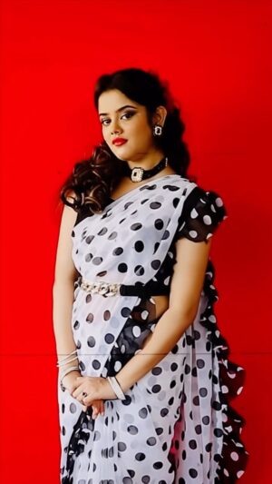 Ketaki Kulkarni Instagram - Original or Remix? 🫣🖤

Styled by @glamorous_vanshikajain 
Captured by @the.redframe_ 

#retro #retrô #retroaesthetic #retrolook #jhumka #whatjhumka #modernretro #vintage #vintagestyle #oldschool #bollywood #ketakikulkarni