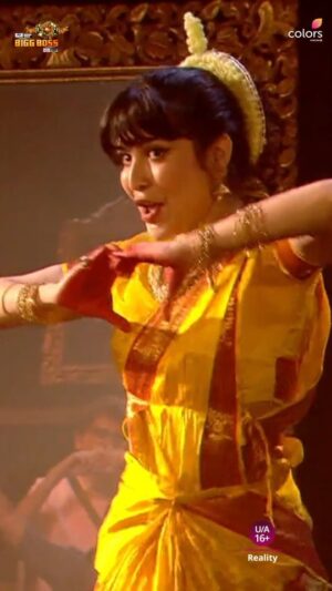 KhanZaadi Instagram - Warned you but you couldn't resist focusing on Khanzaadi's moves. 👀

Dekhiye #BiggBoss17, Mon-Fri 10PM & Sat-Sun 9PM sirf #Colors aur @officialjiocinema par. 

#BB17 #BiggBoss
@Beingsalmankhan

@iamkhanzaadi