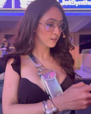 Krissann Barretto Instagram - @gepl_official game strong – let the magic begin! ♥️💫

Out on @officialjiocinema 

@salilacharya @jatiin_sharma 

Outfit @tomberamoureuxin 
Sling @haands_free @mintandmilkpr 

📷 @01dhanashrinagwekarphotography 
@chaurasiapooja.mua 

#cricket #ecricket #anchor #game #new #trend #gamers #coolkids #blessed #newwork