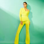 Kriti Sanon Instagram – Chartreuse? Neon Lemon? 
Or shall we call it the Hyphen Color now? 😉