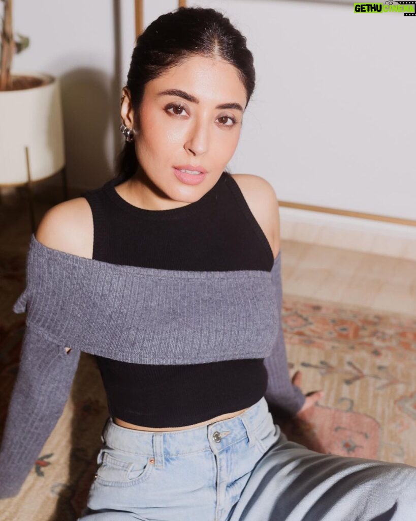 Kritika Kamra Instagram - • lay low • boss up • only 2 modes 📸 @ridgefernandes Makeup: @miimoglam Hair: @swapnilkashid_ Top:@thebaeclub.in Ear cuff: @palmonas_official Stylist: @sheefajgilani Team: @astha_kothari @palakshahh18 @jhanvikhatwani_