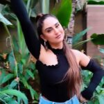 Krystle D'Souza Instagram - My favourite thing to do these days are ‘gaadi vich gediyaan listening to @nehakakkar and @rohanpreetsingh ‘s new song #GaadiKaali . . #NehaKakkar #Rohanpreet #Nehupreet